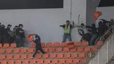 Sejumlah pendukung Persib Bandung (kiri) dan pendukung Persis Solo bersitengan saat pertandingan pekan ke-32 BRI Liga 1 2022/2023 antara Persib Bandung melawan Persis Solo yang berlangsung di Stadion Pakansari, Bogor, Selasa (04/04/2023). (Bola.com/Bagaskara Lazuardi)
