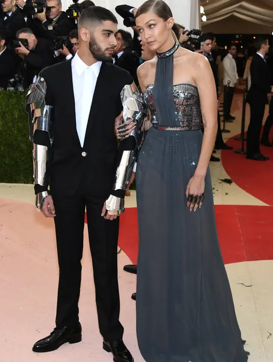 Zayn malik tampak berbisik ke Gigi Hadid saat menghadiri ajang Met Gala 2016 di Metropolitan Museum of Art, New York, Senin (2/5). Pasangan ini terlihat begitu serasi dengan Gigi yang tampak cantik dalam balutan gaun biru berkilauan (TIMOTHY A. Clary/AFP)