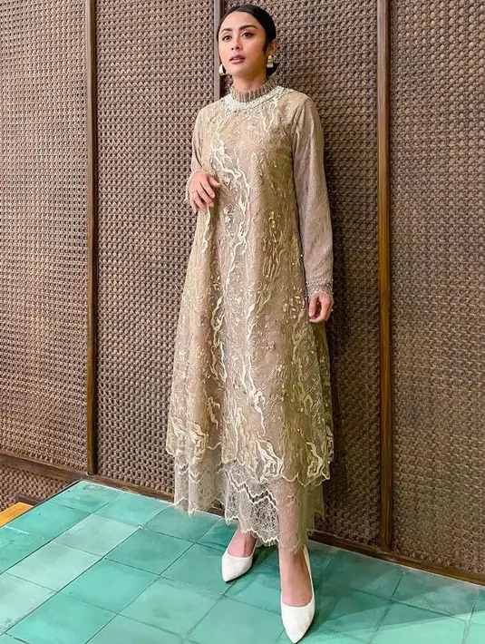 <p>Cocok untuk outfit lebaran maupun kondangan, kamu bisa pilih dress satin layering brokat seperti Selvi Kitty ini. (Instagram/selvikitty).</p>