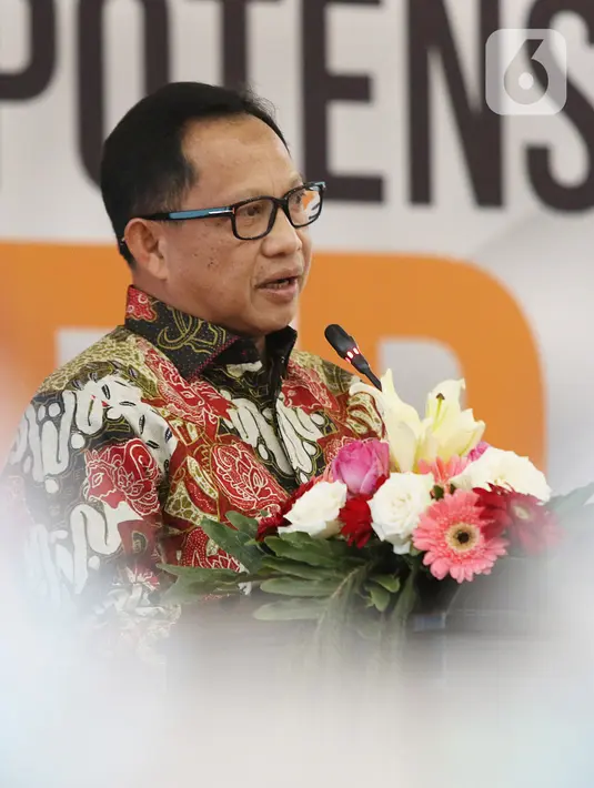 Mendagri, Tito Karnavian memberikan sambutan pada Serah Terima Data Penduduk Potensial Pemilih Pemilihan (DP4) untuk Pemilihan Serentak 2020 di Gedung KPU, Jakarta, Kamis (23/1/2020). Kemendagri menyerahkan DP4 dengan jumlah 105 juta. (Liputan6.com/Herman Zakharia)