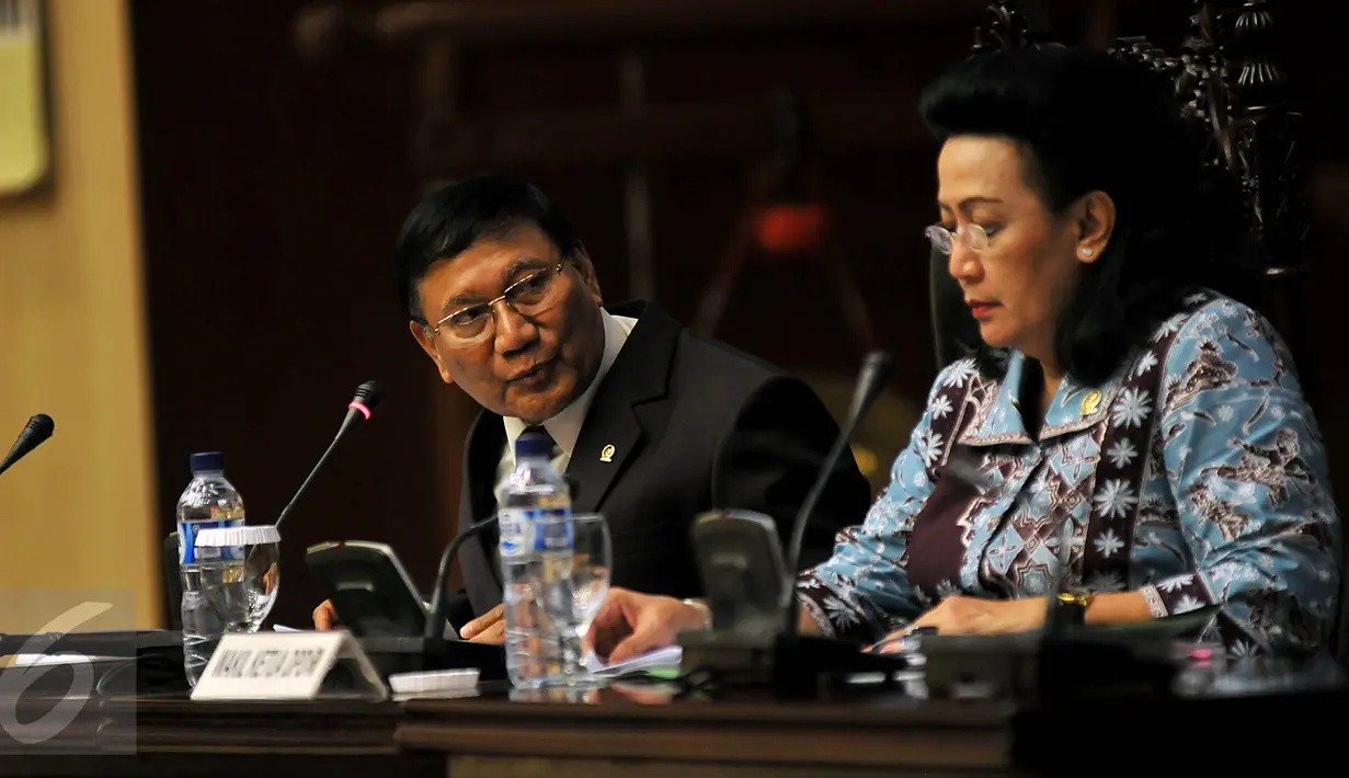 Wakil Ketua DPD Farouk Muhammad (kiri) dan GKR Hemas saat Sidang Paripurna DPD, Jakarta, Rabu (7/10/2015). Sidang tersebut membahas penyampaian ikhtisar hasil pemeriksaan BPK RI. (Liputan6.com/Johan Tallo)