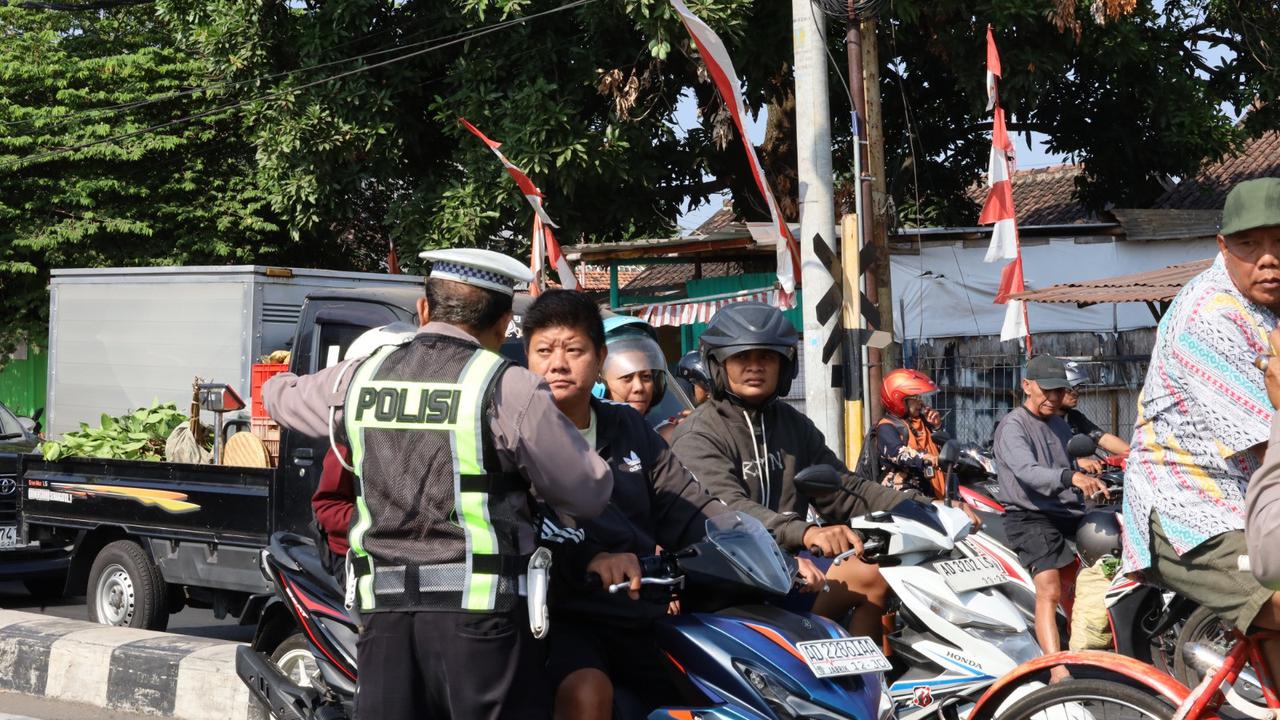 Petugas KAI dan polisi sidak perlintasan sebidang usai KA Malabar kecelakaan di Klaten.