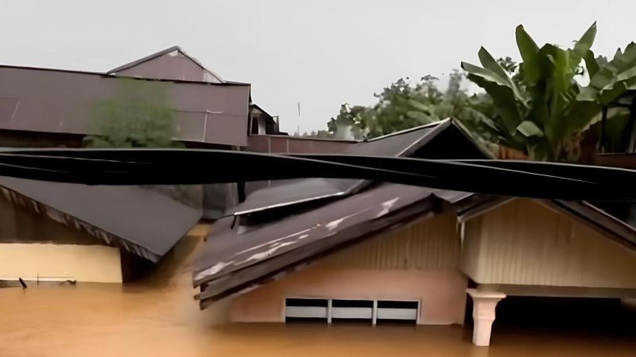 Ketinggian Air Capai Atap Rumah! Tim Gabungan Evakuasi Ratusan Warga Terdampak Banjir Toli-Toli di Tiga Kelurahan