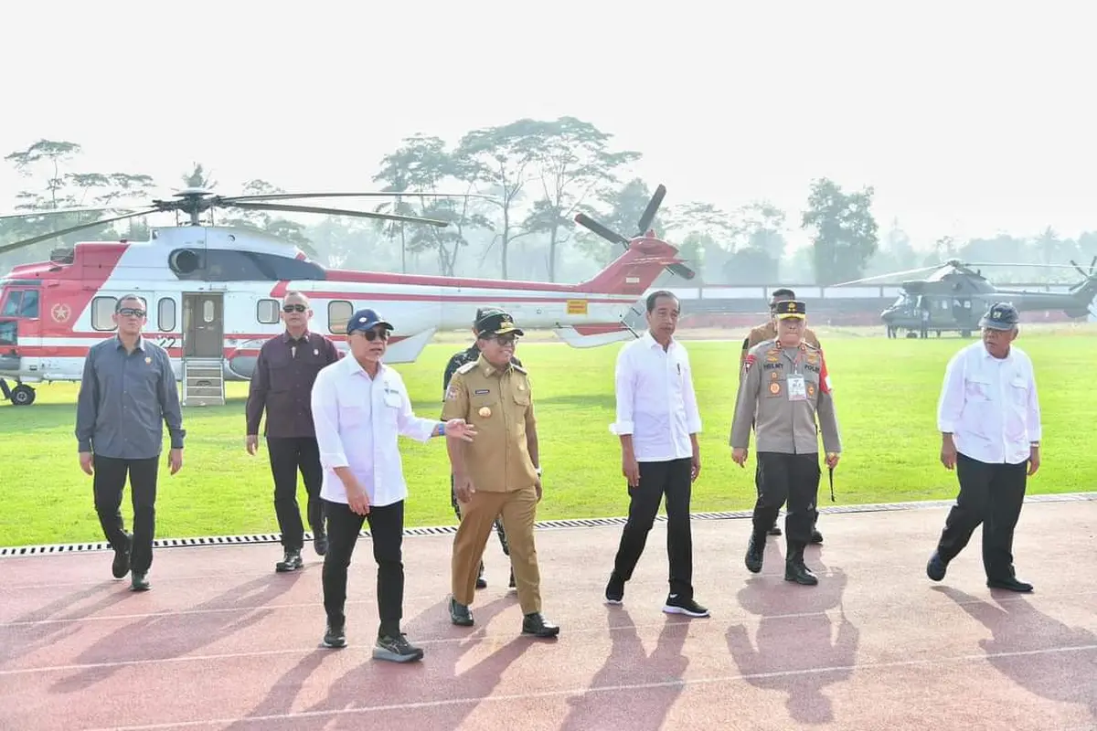 Presiden Joko Widodo dan rombongan tiba di Lampung menggunakan helikopter Super Puma TNI AU, mendarat di Stadion Jati Kalianda, Lampung Selatan.  Foto : (Istimewa).