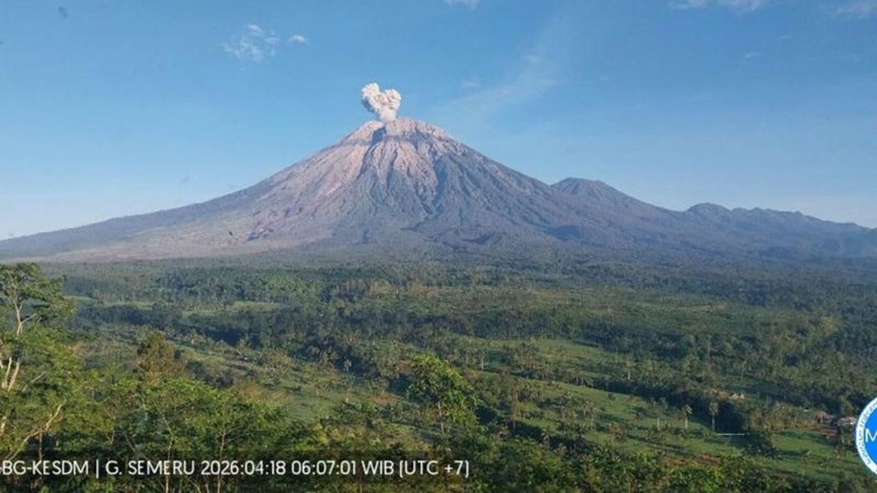 Gunung Semeru Erupsi Pagi Ini, Kolom Abu Teramati 700 Meter ke Barat Daya