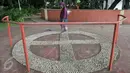 Lansia memanfaatkan fasilitas track jalan kaki di RPTRA Amir Hamzah, Pengangsaan, Menteng, Jakarta Pusat, Rabu (1/3). Pemprov DKI Jakarta ajak kembali pihak swasta berkontribusi membangun RPTRA melalui program CSR. (Liputan6.com/Yoppy Renato)