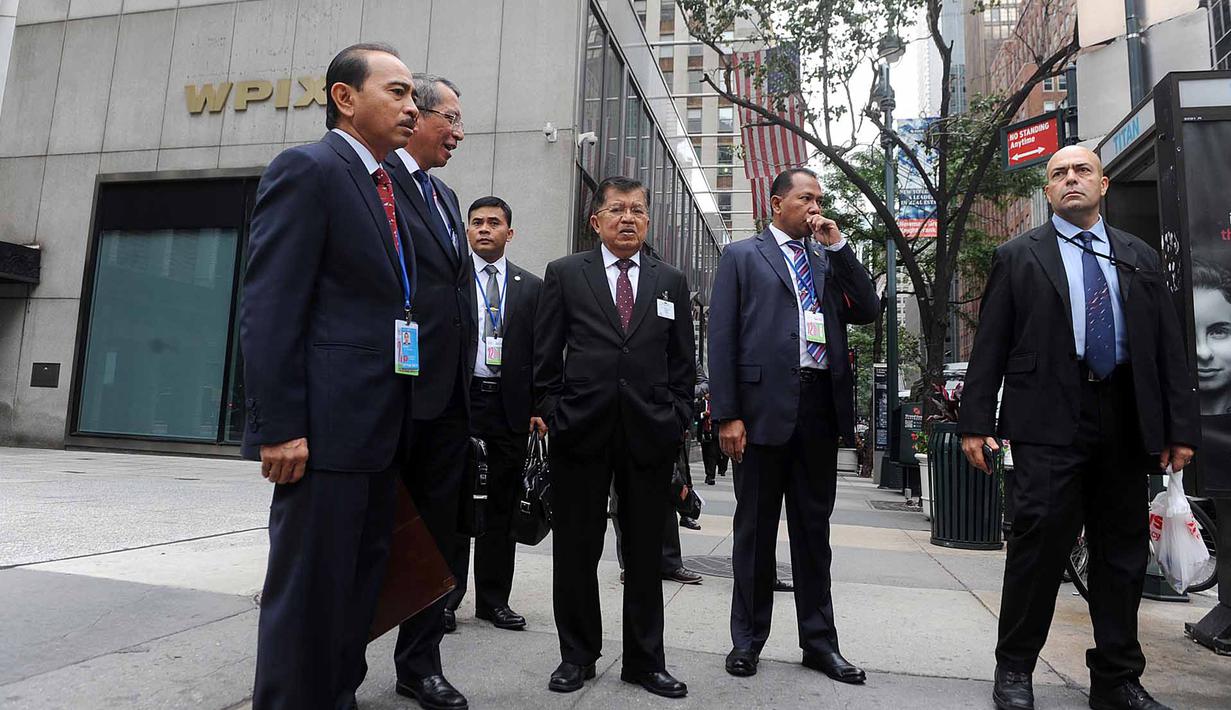 Wapres Jusuf Kalla berjalan kaki menuju markas PBB di New York, AS, Senin (18/09). Jusuf Kalla akan melontarkan isu rencana pencalonan Indonesia sebagai anggota tidak tetap Dewan Keamanan PBB. (Liputan6.com/Tim Media Wapres)