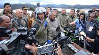 Presiden Jokowi didampingi Menteri PUPR Basuki Hadimuljono memberikan keterangan pers seusai mengendarai motor trail untuk menyusuri pembangunan Jalan Trans Papua ruas Wamena-Mamugu 1 di Wamena, Kabupaten Jayawijaya, Papua, Rabu (10/5). (Dok. Biro Pers)
