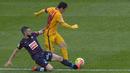 Pemain Eibar, David Junca mencoba menghalangi laju pemain Barcelona, Lionel Messi  pada laga pekan ke-28 La Liga Spanyol 2015-2016 di Stadion Municipal de Ipurua, Minggu (6/3/2016) malam WIB. (REUTERS/Vincent West)