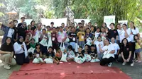 UNIQLO Indonesia bekerja sama dengan Pusat Pendidikan Lingkungan Hidup (PPLH) Bali mengedukasi anak-anak di komunitas Rare Beten Tiying untuk mengurangi penggunaan plastik sekali pakai dalam kehidupan sehari-hari, 24 Juni 2023. (Liputan6.com/Asnida Riani)