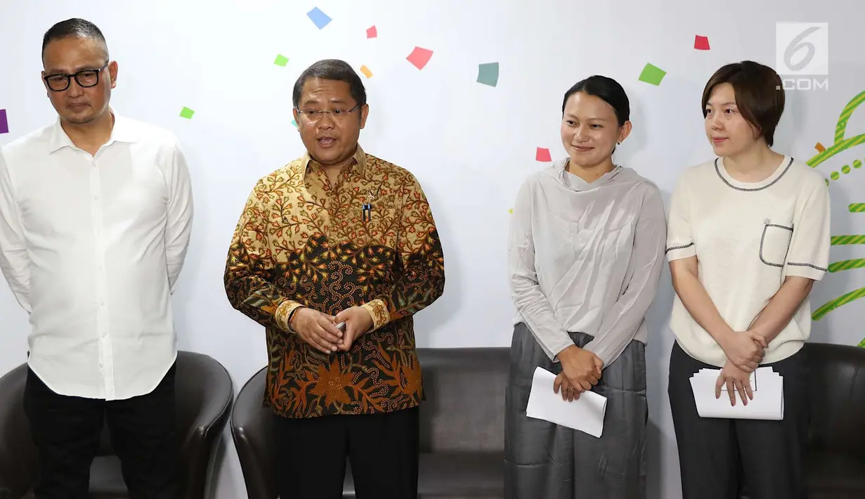 Menkominfo Rudiantara (dua kiri) bersama Dirjen Aptika Semuel Abrijani Pangerapan (kiri), SVP Bytedance Zhen Liu (dua kanan) serta SVP dan CEO Tik Tok Kelly Zhang memberi keterangan pemblokiran Tik Tok, Jakarta, Rabu (4/7). (Liputan6.com/ImmanuelAntonius)