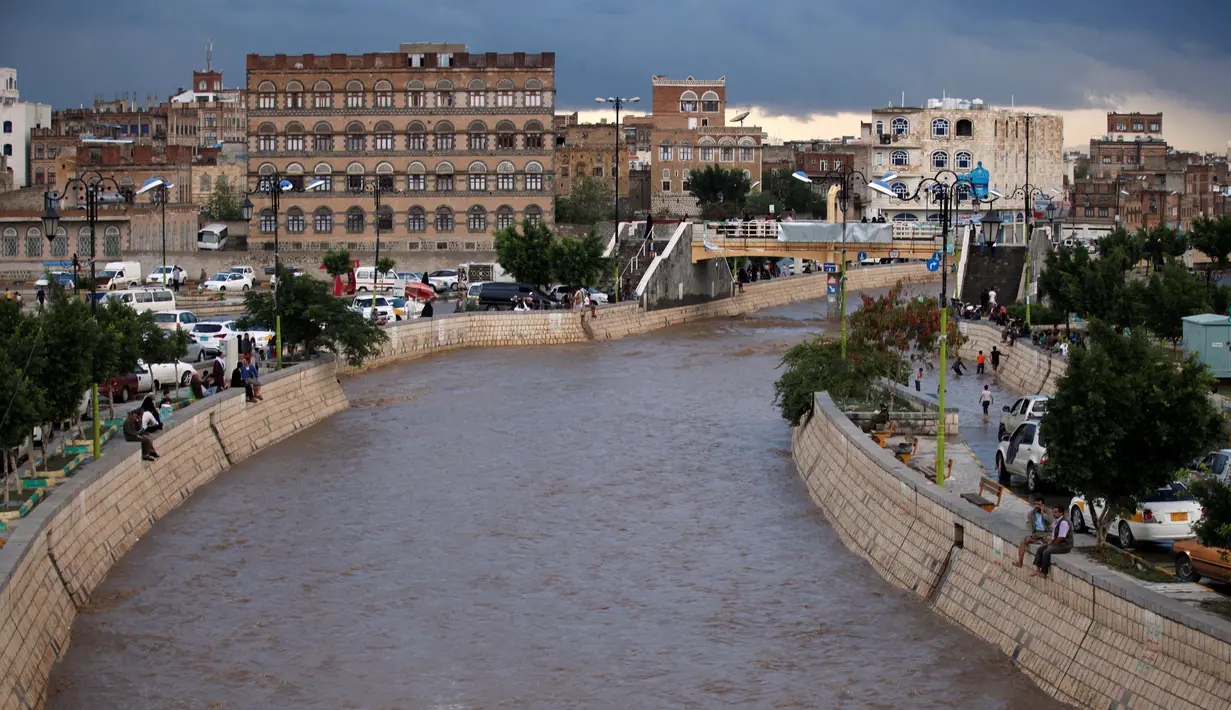 Kondisi jalan raya yang terendam banjir di Sanaa, Yaman, Selasa (2/8). Hujan lebat yang mengguyur Sanaa membuat salah satu ruas jalan di kota itu berubah seakan menjadi sungai. (REUTERS / Khaled Abdullah)