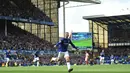 Wayne Rooney (kanan) melakukan selebrasi usai membobol gawang Sotoke City pada laga perdana Premier League 2017-2018 di Goodison Park, Liverpool (12/8/2017). Everton menang 1-0. (AFP/Oli Scarff)