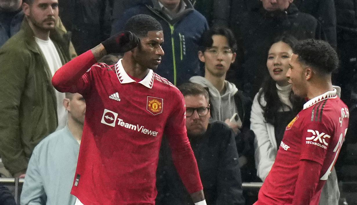 Pemain Manchester United, Marcus Rashford (kiri) merayakan gol kedua timnya bersama Jadon Sancho pada laga pekan ke-33 Liga Inggris 2022/2023 di Tottenham Hotspur Stadium, London, Jumat (28/04/2023) WIB. Laga berakhir dengan skor 2-2. (AP Photo/Alastair Grant)