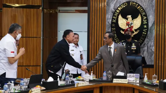 Ketua PSSI, Mochamad Iriawan bersama Ketua TGIPF, Mahfud MD.