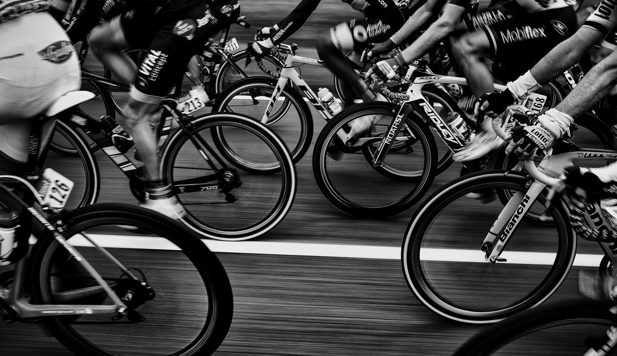 Para pebalap mamcu sepedanya pada Tour de France untuk etape kedua dengan jarak 183km antara Saint-Lo dan Cherbourg-en-Cotentin, Normandia, (3/7/2016). (AFP/Jeff Pachoud)