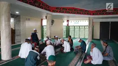 Jemaah mendengarkan ceramah di Masjid Babah Alun, Tanjung Priok, Jakarta, Rabu (8/5/2019). Masjid Babah Alun memiliki gaya arsitektur oriental. (Liputan6.com/Immanuel Antonius)