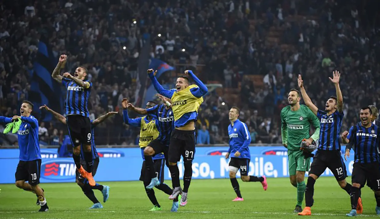 Para pemain Internazionale merayakan kemenangan atas AC Milan pada laga Serie A di Stadion San Siro, Itali, Minggu (13/9/2015). Internazionale berhasil menang 1-0. (AFP Photo/Oliver Morin)