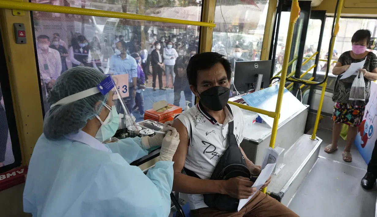 Seorang petugas kesehatan memberikan dosis vaksin COVID-19 AstraZeneca COVID-19 di dalam unit vaksinasi keliling di Bangkok, Thailand, Rabu (8/9/2021). Otoritas kesehatan Bangkok meluncurkan unit vaksinasi keliling pertama untuk mendukung kampanye vaksinasi di masyarakat. (AP Photo/Sakchai Lalit)