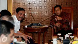 Ketua DPR, Setya Novanto (kanan) dan Menko Polhukam Luhut Binsar Pandjaitan saat menggelar pertemuan di kompleks Parlemen, Jakarta, Jumat (16/10). Pertemuan tersebut membahas bencana kebakaran hutan dan asap. (Liputan6.com/Johan Tallo)