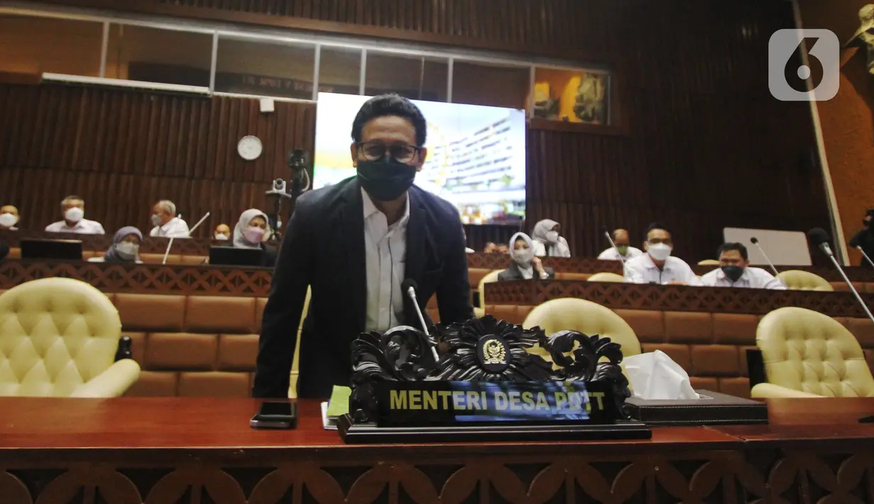 Mendes PDTT Abdul Halim Iskandar bersiap mengikuti rapat kerja dengan Komisi V DPR di Senayan, Jakarta, Senin (11/4/2022). Rapat membahas isu-isu terkait desa tertinggal serta rekruitmen Tenaga Pendamping Desa. (Liputan6.com/Angga Yuniar)