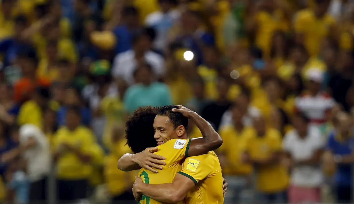Penyerang Brazil Ricardo Oliveira (kanan) melakukan selebrasi bersama willian setelah mencetak gol ke gawang Venezuela di Stadion Fortaleza , Brasil, Rabu (14/10/2015).  Brasil menang dengan skor 3-1. (REUTERS/Paulo Whitaker)