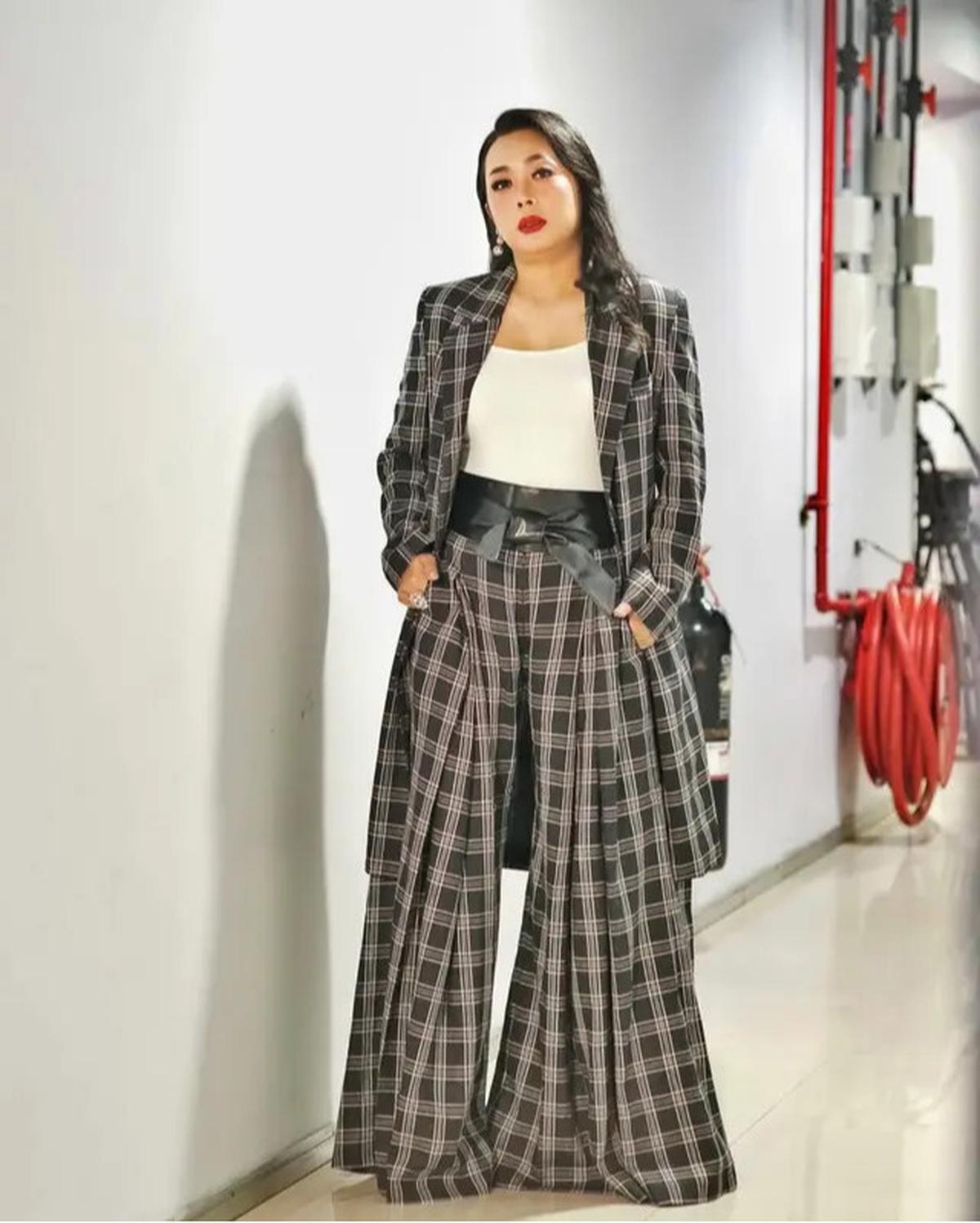 8 Inspirasi Blazer ala Soimah, Tampil Powerful dan Artistik