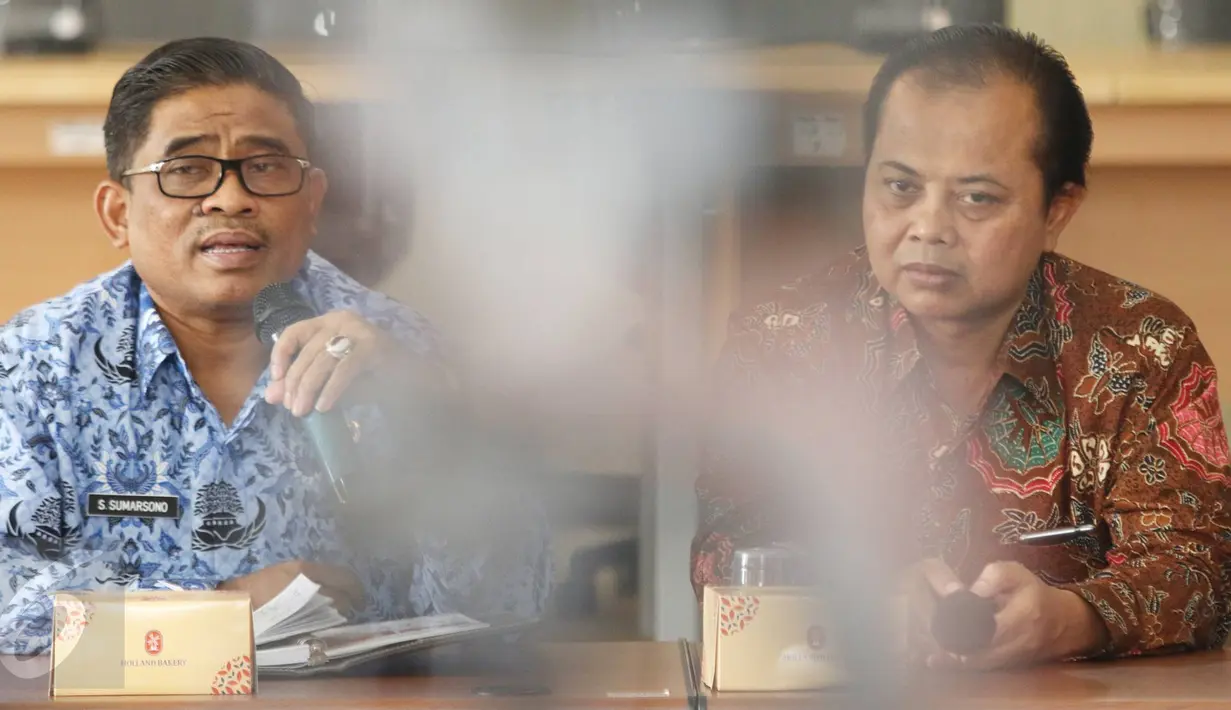 Plt Gubernur DKI Jakarta, Sumarsono didampingi Ketua KPU Jakarta Sumarno memberikan keterangan usai silaturahmi di kantor KPU DKI Jakarta, Jumat (28/10). Sumarsono melakukan koordinasi terkait pelaksanaan Pilkada DKI 2017. (Liputan6.com/Immanuel Antonius)
