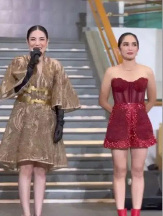 Nindy Ayunda dan Ussy Sulistiawati mendadak jadi model untuk gelaran busana desainer Julianto. Keduanya sama-sama kenakan tampil dengan gaya glamor [@nindyayunda]