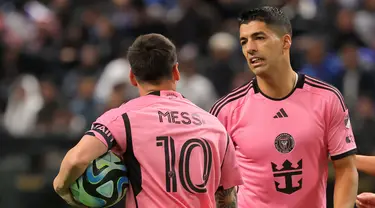 Pemain Inter Miami Lionel Messi (kiri) merayakan bersama Luis Suarez usai mencetak gol ke gawang Al Hilal lewat tendangan penalti dalam laga uji coba bertajuk Riyadh Season Cup di Stadion Kingdom Arena, Riyadh, Arab Saudi, Senin (29/1/2024). (Fayez NURELDINE/AFP)