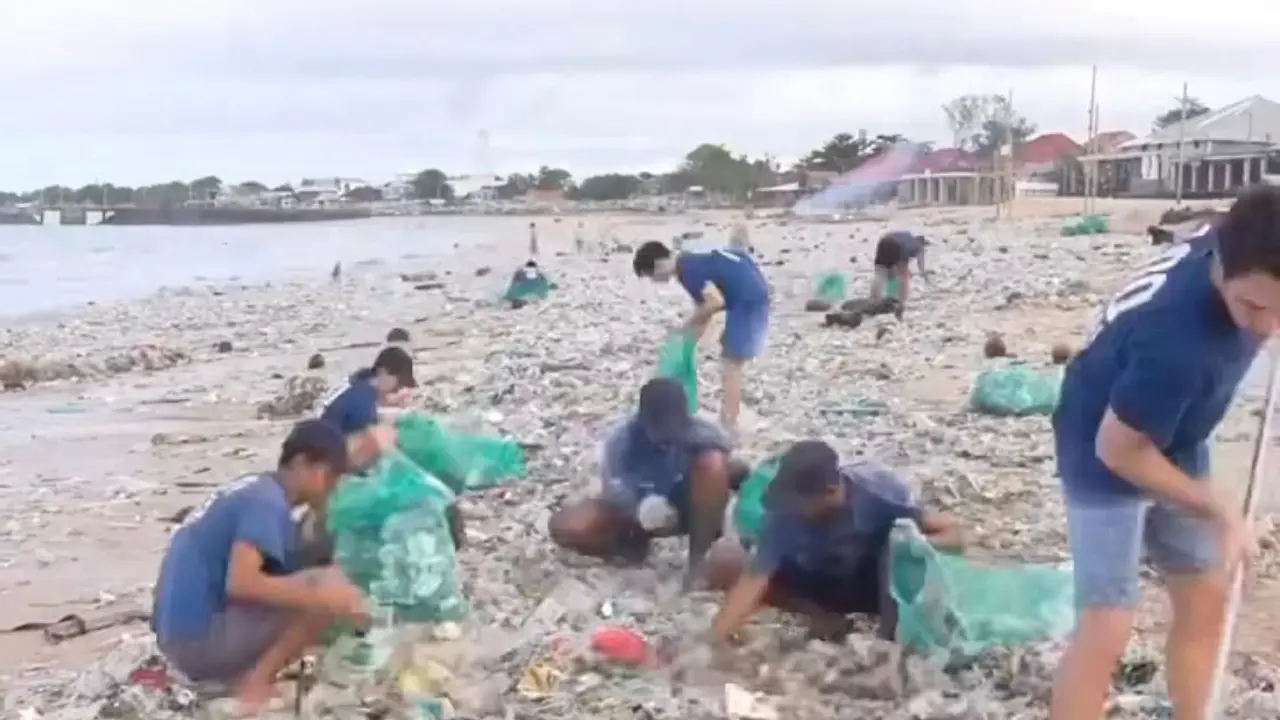 Kondisi pantai di Bali penuh dengan sampah plastik cukup memprihatinkan