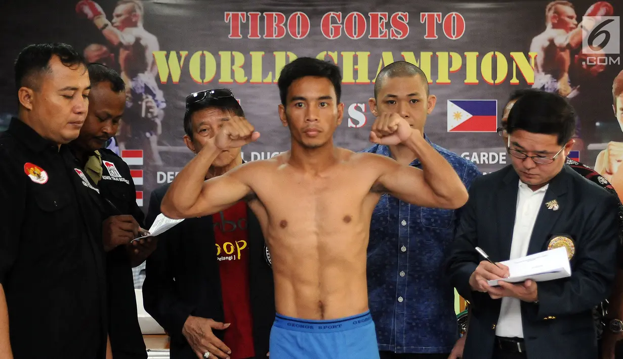 Petinju Filipina, Arnold Garde saat melakukan timbang badan jelang laga melawan Tibo Monabesa (Indonesia) di GOR Cendrawasih, Jakarta, Jumat (19/5). Tibo akan mempertahankan gelar WBC Internasional Silver. (Liputan6.com/Helmi Fithriansyah)