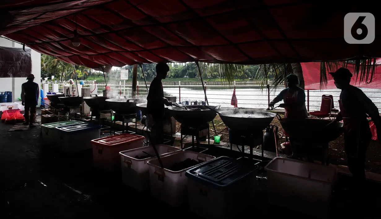 Suasana dapur umum Kementerian Sosial di halaman Gedung Konvensi, TMP Kalibata, Jakarta, Kamis (5/8/2021). Sebanyak 16.000 makanan setiap harinya disiapkan bagi tenaga kesehatan, petugas penyekatan PPKM dan petugas TPU serta warga yang isolasi mandiri di wilayah Jabodetabek (Liputan6.com/JohanTallo)