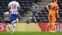 Pemain Porto, Mehdi Taremi, merayakan gol cepat yang dicetaknya ke gawang Juventus kala kedua tim bertemu di leg pertama 16 besar Liga Champions yang digelar di Estadio do Dragao, Kamis (18/2/2021) dini hari WIB. Juventus kalah 1-2 dalam pertandingan ini. (MIGUEL RIOPA / AFP)