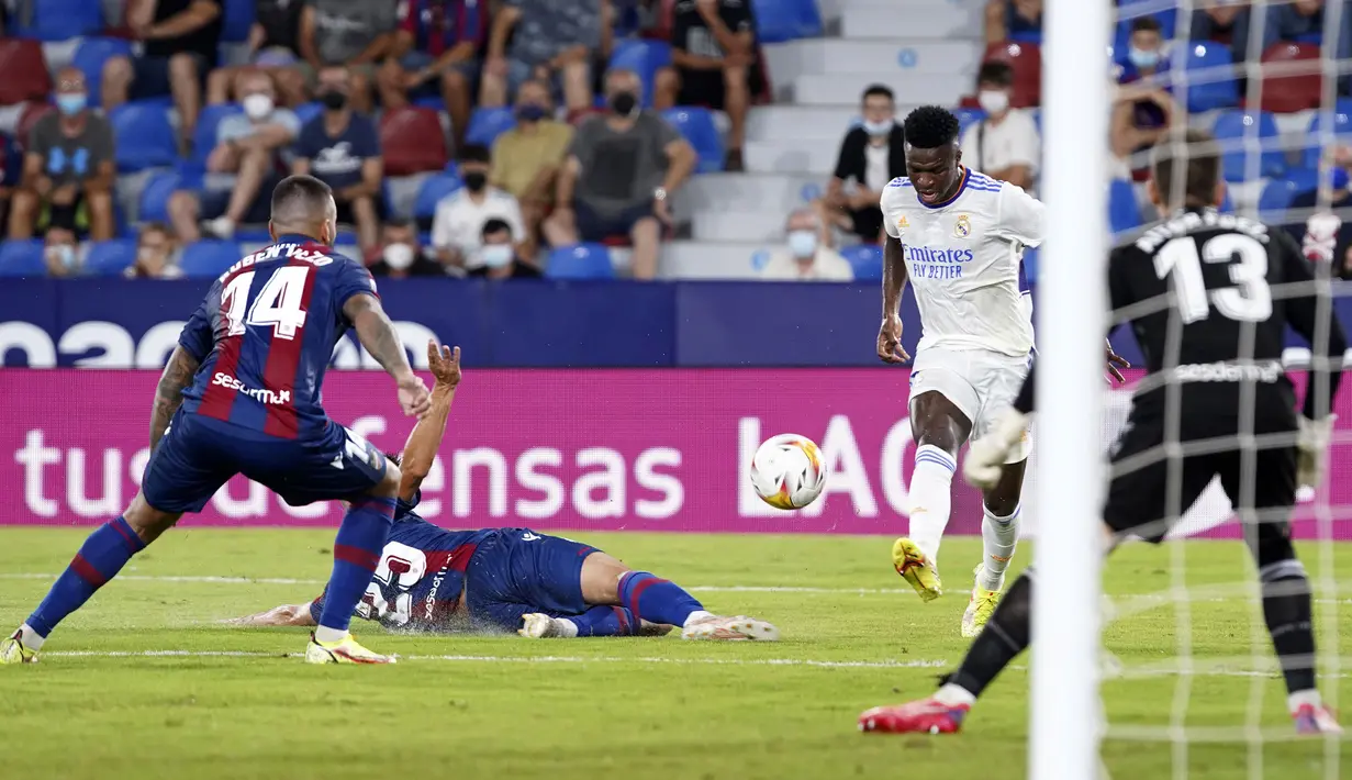 Keunggulan Levante tak bertahan lama. Vincius Jr berhasil menyamakan kembali kedudukan pada menit ke-73. Ia dengan tenang menceploskan bola setelah mendapatkan umpan terobosan yang diberikan oleh Casemiro. (Foto: AP/Alberto Saiz)