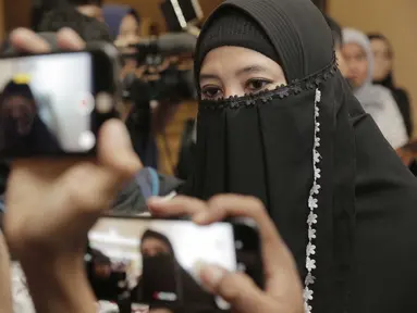 Artis lawas Peggy Melati Sukma menghadiri Hijabers Community Day 2019 (27/4/2019) di Kasablanka Mall, Jakarta Selatan. Penampilan Peggy yang kini bercadar membuat para wartawan ingin mengabadikan penampilan baru Peggy. Meski bercadar, Peggy tetaplah mempesona. (KapanLagi.com/Muhammad Akrom Sukarya)