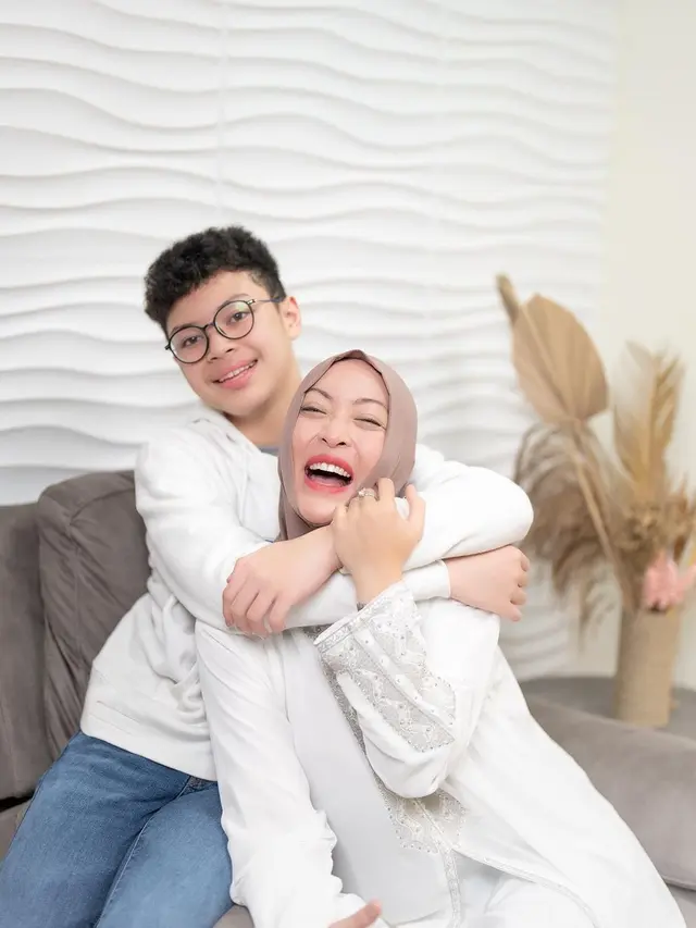 Angelina Sondakh dan Keanu Massaid. (Foto: Dok. Instagram @angelinasondakh09)