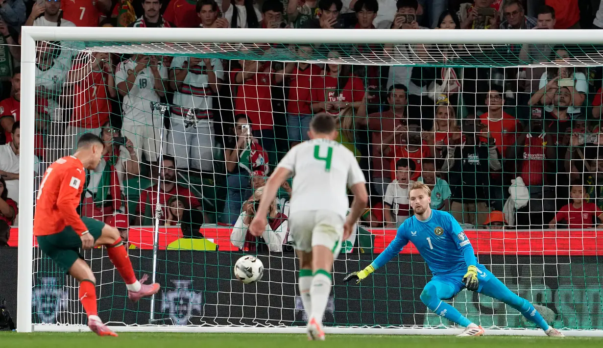 Sayangya, tembakannya mampu dimentahkan kiper Irlandia, Caoimhin Kelleher. (AP Photo/Armando Franca)