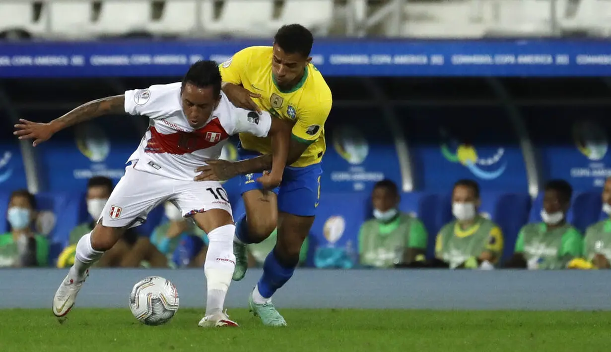 Gelandang Peu, Christian Cueva membawa bola dari kawalan bek Brasil, Danilo pada pertandingan semifinal Copa America di stadion Nilton Santos di Rio de Janeiro, Brasil, Selasa (6/7/2021). Brasil menang tipis atas Peru 1-0. ( (AP Photo/Bruna Prado)