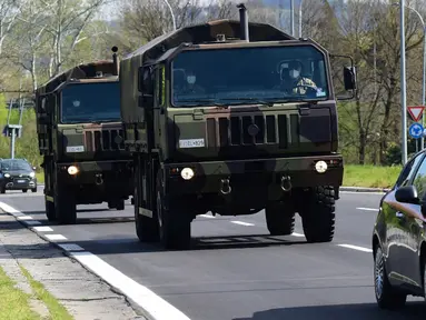 Truk-truk militer membawa jenazah COVID-19 dari Lombardia di Bologna, 31 Maret 2020. Pandemi COVID-19 terus menyebar di Italia pada Selasa (31/3), menambah total jumlah terinfeksi, kematian dan pulih menjadi 105.792, menurut data terbaru Departemen Perlindungan Sipil Italia. (Xinhua/Gianni Schicchi)