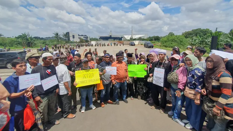LSM dan warga melakukan unjuk rasa (demo) meminta ganti rugi lahan pembangunan kampus UIII (Kemenag), Kota Depok.