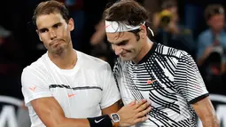 Reaksi petenis asal Spanyol, Rafael Nadal (kiri) setelah dikalahkan sang rival, Roger Federer asal Swiss pada final tunggal putra Australia Terbuka 2017 di Melbourne, Minggu (29/1). Federer menang 6-4 3-6 6-1 3-6 6-3 atas Nadal. (AP Photo/Dita Alangkara)