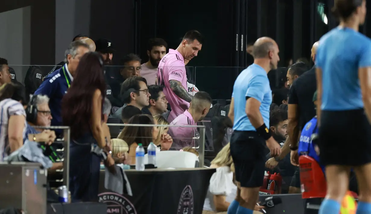 Pemain Inter Miami, Lionel Messi meninggalkan lapangan pada babak pertama laga lanjutan Liga Amerika Serikat (MLS) melawan Toronto FC di DRV PNK Stadium, Florida, Amerika, Kamis (21/09/2023) dini hari WIB. Laga tersebut dimenangkan oleh Inter Miami dengan skor 4-0. (AFP/Getty Images/Joe Raedle)