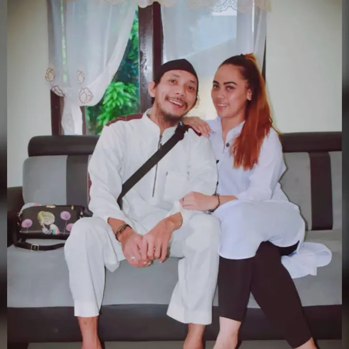 7 Potret Kebersamaan Norman Kamaru dan Istri Tampil dalam Busana Muslim