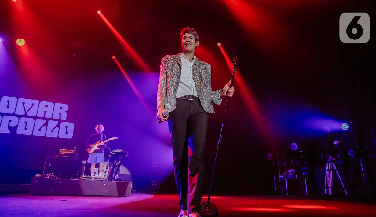 Aksi penyanyi Omar Apollo di atas panggung Jakarta International BNI Java Jazz Festival 2020 di Jakarta, Minggu (1/3/2020). Omar Apollo membawakan 12 lagu hitsnya diantaranya Ashamed, Kickback dan Hit Me Up. (Liputan6.com/Faizal Fanani)