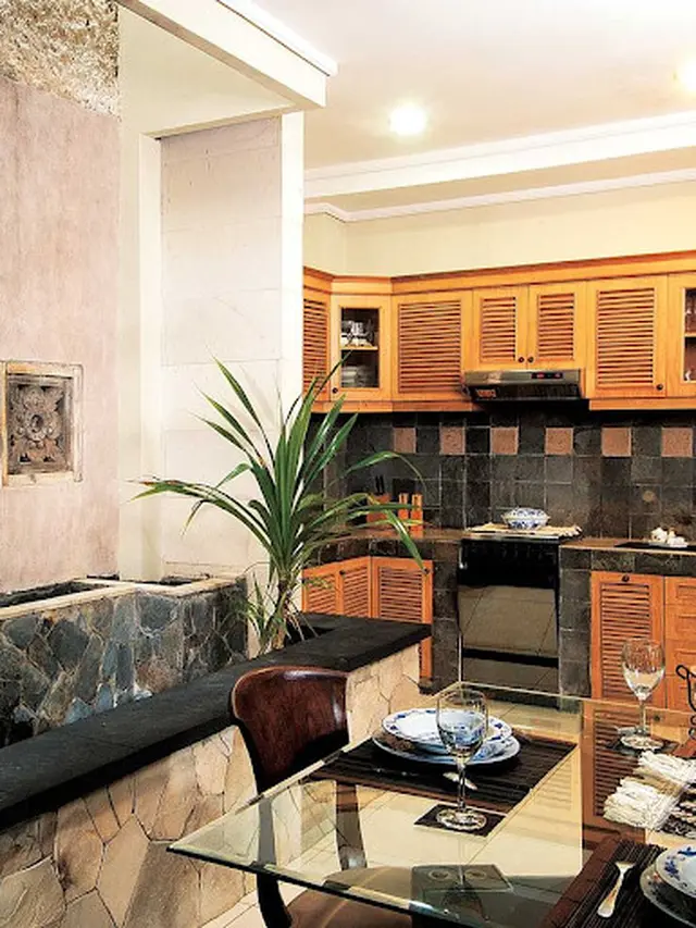 Kolam Ikan Minimalis di Dapur dengan Aksen Batu Alam