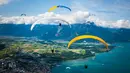 Puluhan paraglider melakukan penerbangan menuju pendaratan "Acro Show" di atas Danau Jenewa di Villeneuve, Swiss (20/8). Olahraga paragliding ini untuk tujuan rekreasi atau kompetisi. (Valentin Flauraud / Keystone via AP)