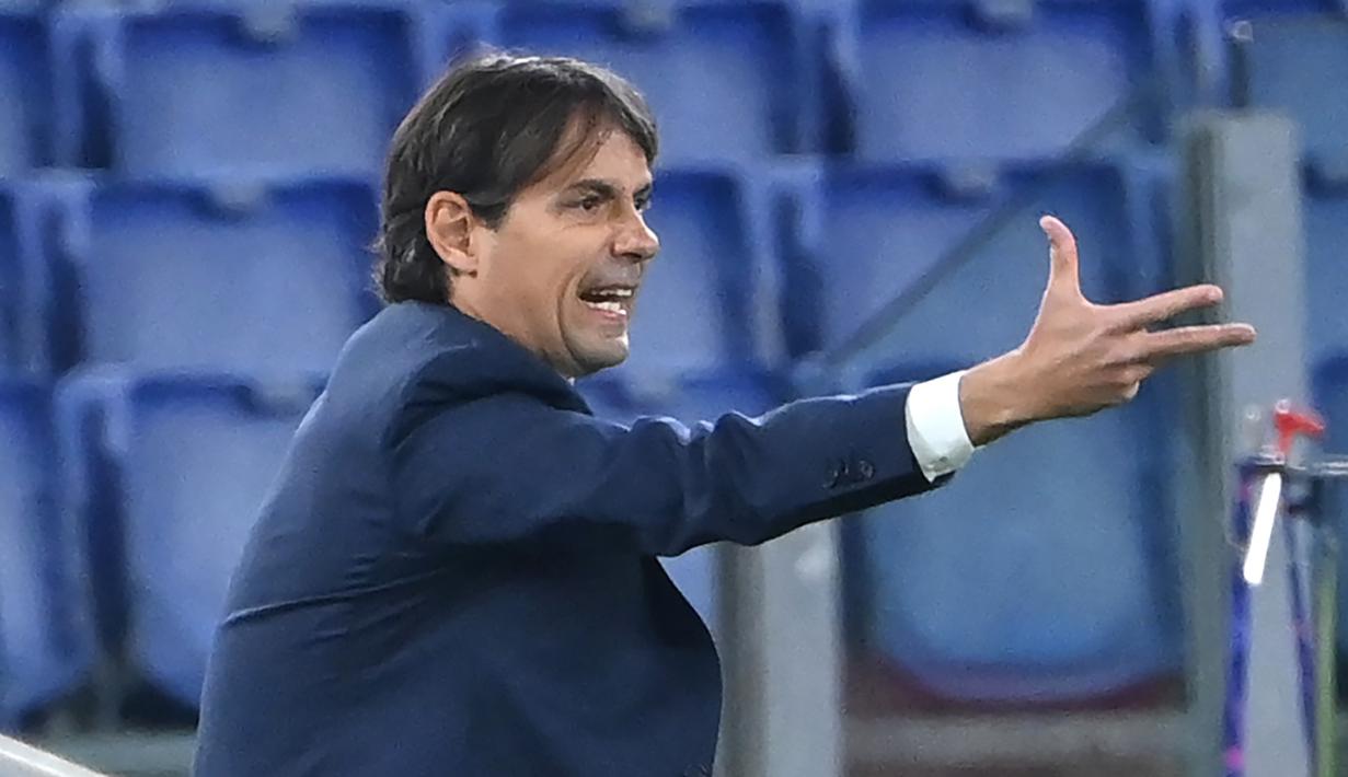 Pelatih Lazio, Simone Inzaghi, memberikan arahan kepada pemainnya saat menghadapi Borussia Dortmund pada laga Grup F Liga Champions 2020/2021 di Stadion Olimpico, Rabu (21/10/2020) dini hari WIB. Lazio menang 3-1 atas Borussia Dortmund. (AFP/Alberto Pizzoli)