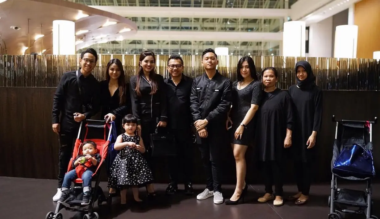 Aurel Hermansyah menjalin kisah asmara dengan Rabbani Zaki. Pria yang baru lulus sekolah pilot pada tahun lalu. Rabbani juga sudah akrab dengan keluarga Anang Hemansyah. Beberapa kali terlihat makan bersama keluarga Anang. (Instagram/aurelie.hermansyah)