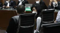 Terdakwa dugaan tindak pidana korupsi pengadaan tanah di Munjul, Jakarta Timur, Anja Runtuwene (tengah) saat sidang pembacaan tuntutan di Pengadilan Tipikor Jakarta, Kamis (10/2/2022). Anja Runtuwene dituntut pidana penjara selama 5,5 tahun dan denda 500 juta. (Liputan6.com/Helmi Fithriansyah)